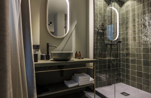 Innsbruck City Centre Hotel | Discover Altstadthotel Weisses Kreuz: 4-Star Excellence