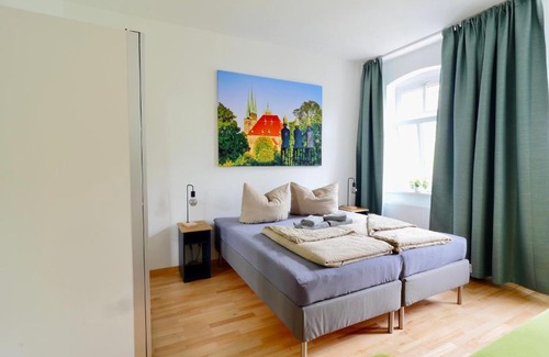 Erfurt Old Town Apartment | Discover Altstadtjuwel: 3 Rooms with Balcony & Pet Friendly