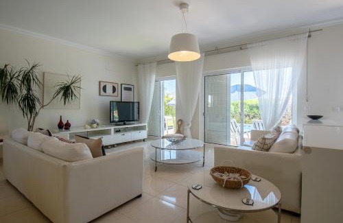 Bernarda Villa | Oceanfront Altura Villa: Family-Friendly with Pool Access