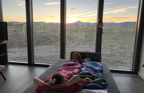 Dillon Cabin | Modern Alturas 1BR Cabin with Breathtaking Mountain Views