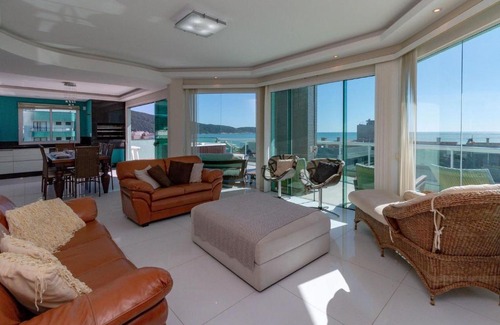 Bombas Apartment | Experience Ocean Views and Jacuzzi Bliss at Bombas SC
