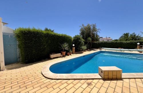Unhais da Serra Villa | Cozy Alvor Villa with Pool - Perfect for Family Getaways