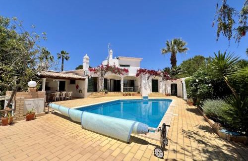 Unhais da Serra Villa | Cozy Alvor Villa with Pool - Perfect for Family Getaways
