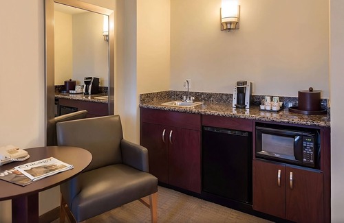 O'Hare Resort | Unwind in Comfort with Onsite Parking and Pet-Friendly Amenities