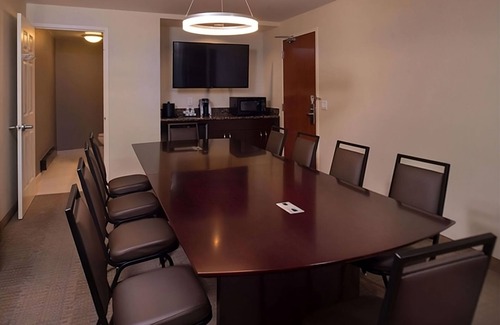O'Hare Resort | Unwind in Comfort with Onsite Parking and Pet-Friendly Amenities