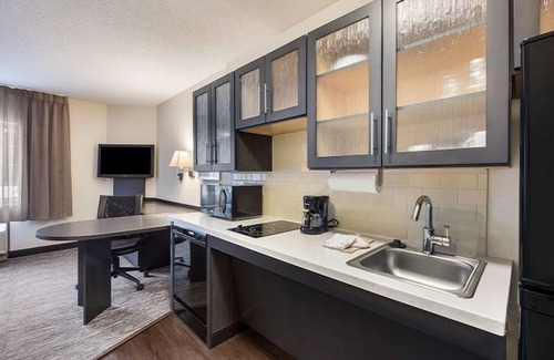 Waukegan House | Relax and Unwind: Pet-Friendly Hotel with Kitchen & Parking