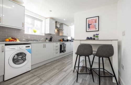 Cradley Apartment | Convenient Apartment 1 with Parking & Sky TV Near You