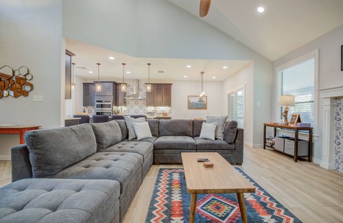 Gracywoods House | Perfect Retreat Near Q2: Pet-Friendly Getaway Awaits