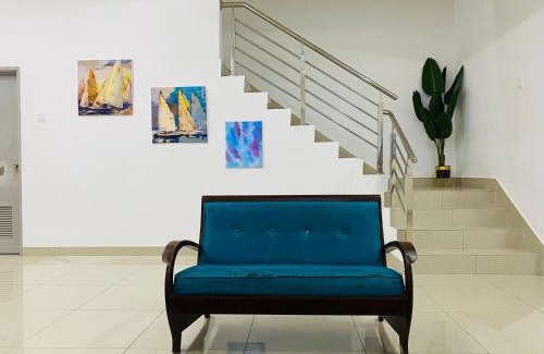 Kluang House | Discover Alyn Home Kluang: Family-Friendly with Netflix & Wifi