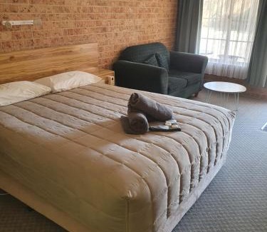 Gunnedah Hotel | Discover Alyn Motel: Poolside Relaxation & Breakfast Included