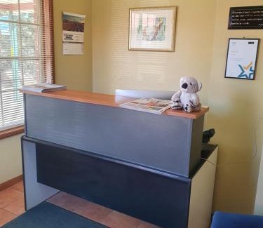 Gunnedah Hotel | Discover Alyn Motel: Poolside Relaxation & Breakfast Included