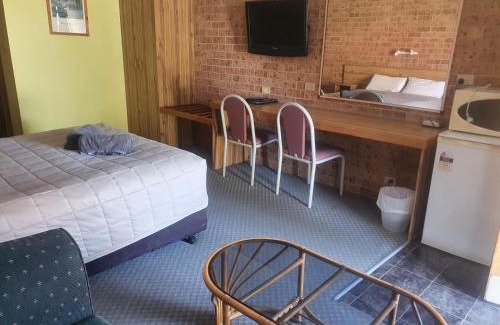 Gunnedah Hotel | Discover Alyn Motel: Poolside Relaxation & Breakfast Included