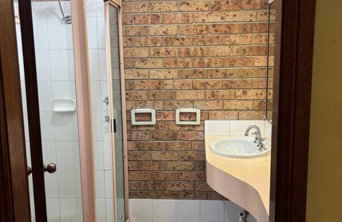 Gunnedah Hotel | ALYN MOTEL: Guest Rated 9.6 with Family-Friendly Amenities