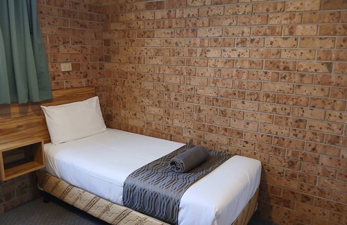Gunnedah Hotel | ALYN MOTEL: Guest Rated 9.6 with Family-Friendly Amenities