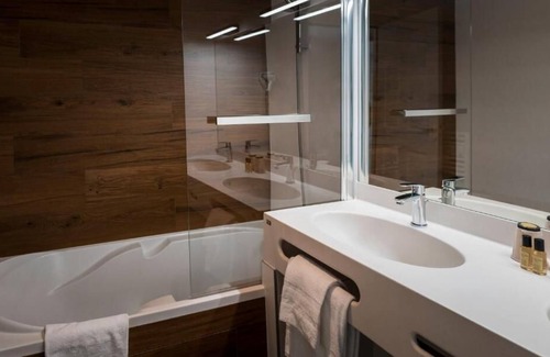 Oloron-Sainte-Marie Hotel | Relaxing Alysson Hôtel: 4-Star Stay with Pool & Spa