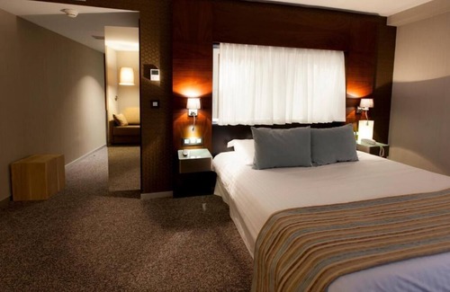 Oloron-Sainte-Marie Hotel | Relaxing Alysson Hôtel: 4-Star Stay with Pool & Spa