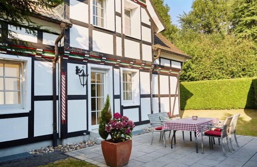 Niederhelden House | Explore Am Golf- und Reitpark: Pet-Friendly Lake Views