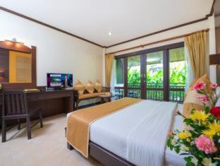 Lamai City Center Resort | Relaxing Am Samui Palace with Oceanfront Pool and Dining