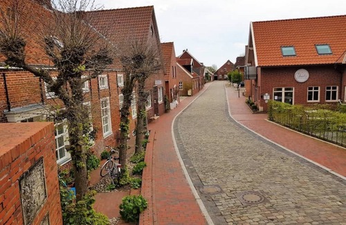 Ditzum House | Am Sielblick Summary: