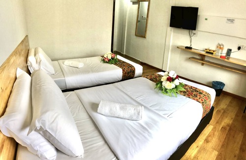 Kampung Telaga Batin Hotel | Cozy AM Transit Inn: Family-Friendly with Breakfast and Dining