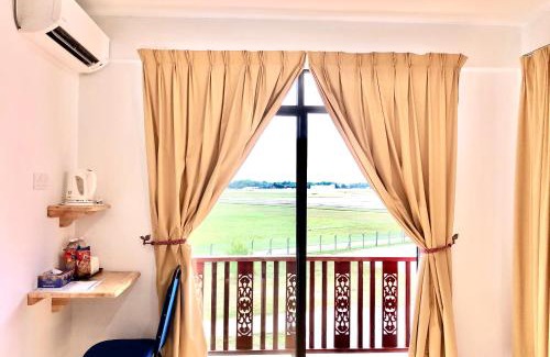 Kampung Telaga Batin Hotel | Cozy Am Transit Inn with Oceanfront Views and Breakfast