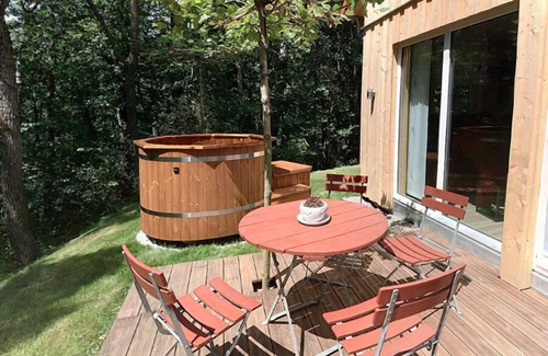 Markt Nordheim Apartment | Cozy Retreat by the Woods with Pool and Spa Amenities
