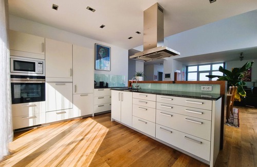 Leonding Villa | Ideal Retreat at Am Weinberg: Pool, Sauna & Near Linz