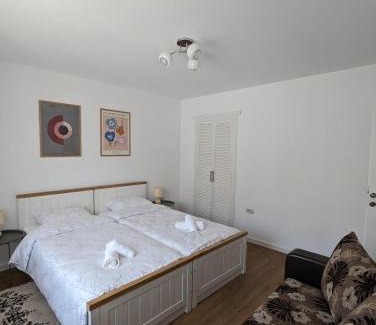 Ocna Mures Apartment | AMA's House: Family-Friendly Retreat for Memorable Stays