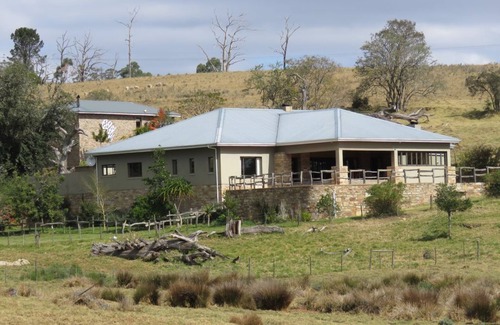 Grahamstown House | Inviting Farm House with Pool and Kitchen Amenities