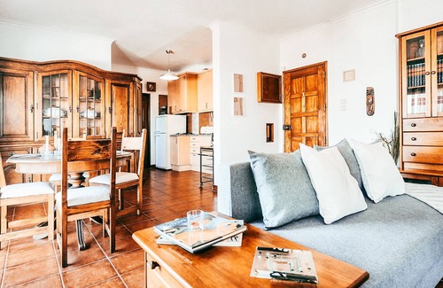 Mina Apartment | Pet-Friendly Amadora Terrace View with Spa & Breakfast