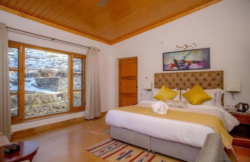 Tehri Range House | Amala Mountain View Villa with Lawn: Family-Friendly Retreat