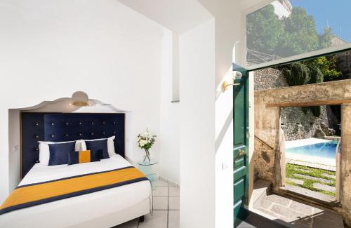 Amalfi Bed & Breakfast | Cozy Amalfi Resort: Oceanfront Bliss with Pool & Dining