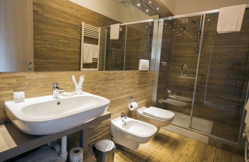 Gallarate Bed & Breakfast | Cozy Amalia Bakery Home: Family-Friendly with Breakfast & Dining