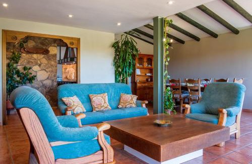 Candeleda House | Relax at Amaltea: Pet-Friendly 4-Star Retreat with Pool