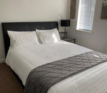 Gorleston-on-Sea House | Amama's Cabin: Pet-Friendly Retreat with Ocean Views