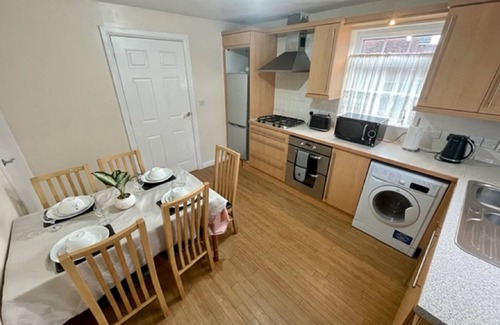 Gorleston-on-Sea Apartment | Cozy Amama's Cabin: Pet-Friendly Retreat with Breakfast