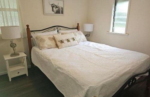 Amamoor Bed & Breakfast | Discover Amamoor Lodge: 5-Star Retreat with Pool Access