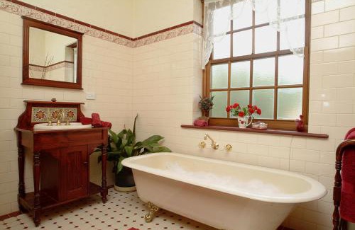 Kuitpo Bed & Breakfast | Inviting Amanda's Cottage 1899: Top Rated with Hot Tub