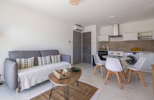 Marine de Saint Ambroggio Apartment | Ocean View Amandula Apartment with Spa & Family-Friendly Amenities