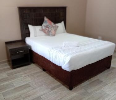 Klerksdorp House | Relax at Amani Palms Guest House with Pool Access