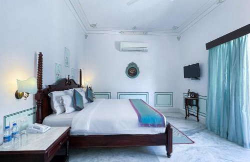 Shavri Colony Hotel | Discover Amar Kothi: Family-Friendly Stay with Breakfast