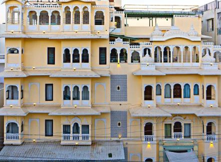 Shavri Colony Hotel | Discover Amar Kothi: Family-Friendly Stay with Breakfast