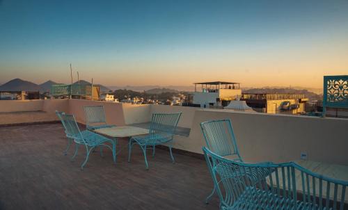 Shavri Colony Hotel | Discover Amar Kothi: Family-Friendly Stay with Breakfast