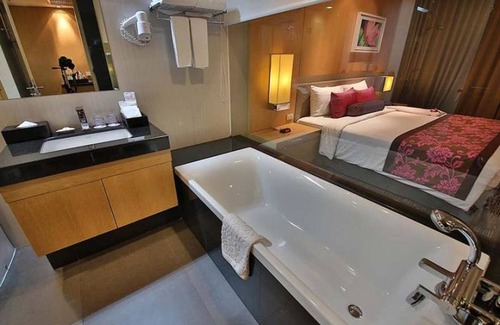 Racha Thewa Hotel | Discover Amaranth Suvarnabhumi: 4-Star Rated Getaway