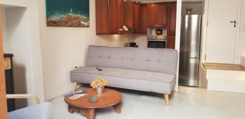 Mandraki House | Discover Amaranti House n Art: Oceanfront Bliss Awaits!