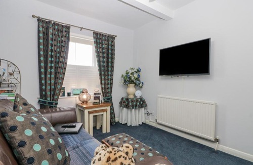 Folkton House | Pet-Friendly Amari: Affordable Comfort Awaits You