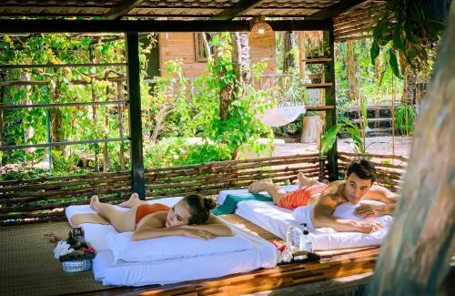 Huai Nam Khao House | Relax at Amarit Onsen Homestay with Inviting Hot Tub