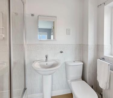 Newark House | Amaya Eight - Large 4 Bedroom - 3 Bathroom house - garden and driveway