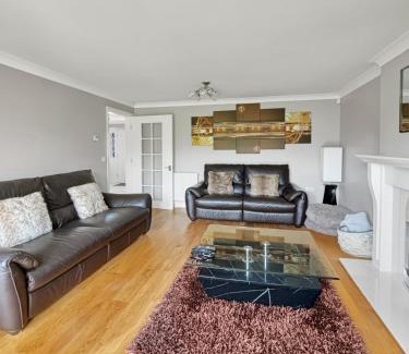 Newark House | Amaya Eight - Large 4 Bedroom - 3 Bathroom house - garden and driveway