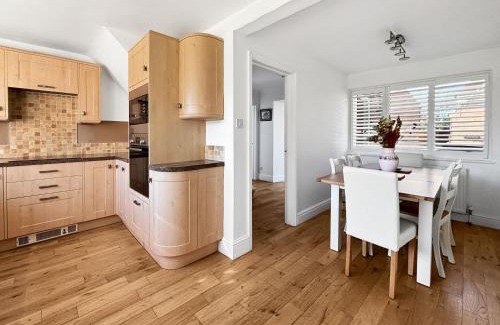 Bottesford House | Amaya Nine Sleeps 7 Large 4 bed house - Bottesford
